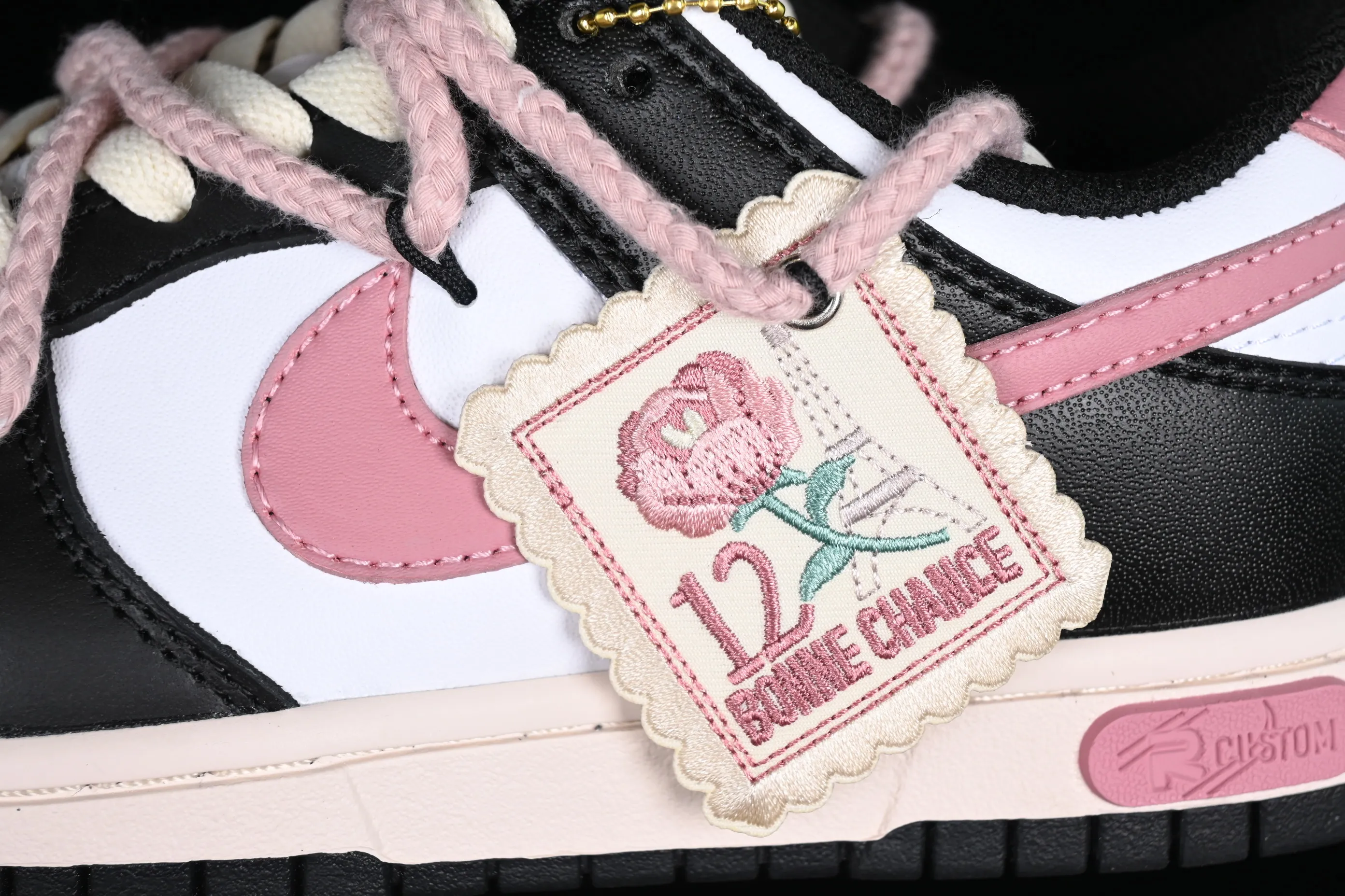 All Categories Nk SB Dunk Series Nk SB Dunk Low Low-top sneakers Nk Dunk Low Black Rose Thoughts Cloth patch Rope shoelaces Girls Sweet cool style SB strap low-top casual sneakers CW1590-100